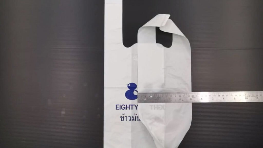 Measuring-the-accordion-style-base-of-a-shopping-bag