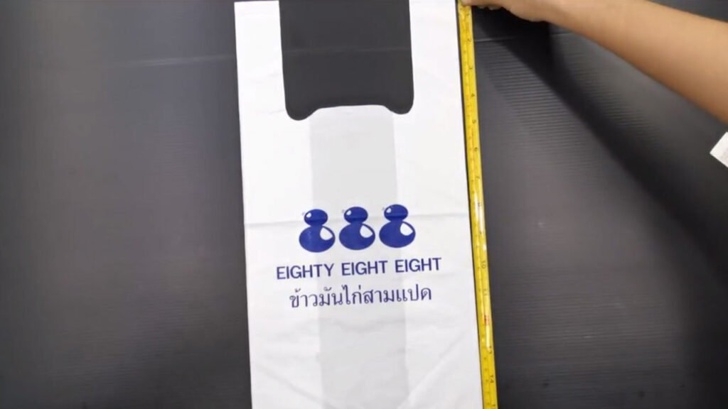 Measuring-the-height-of-a-shopping-bag