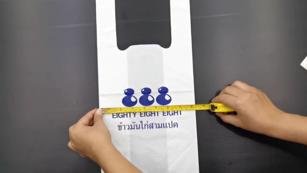 Measuring-the-width-of-a-shopping-bag