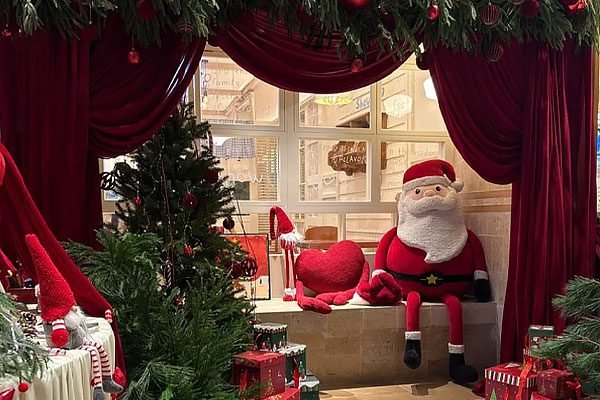 Christmas-themed store decorations and displays that encourage customers to enter the store, take photos, and post them online, thereby boosting the store’s visibility during the Christmas season.